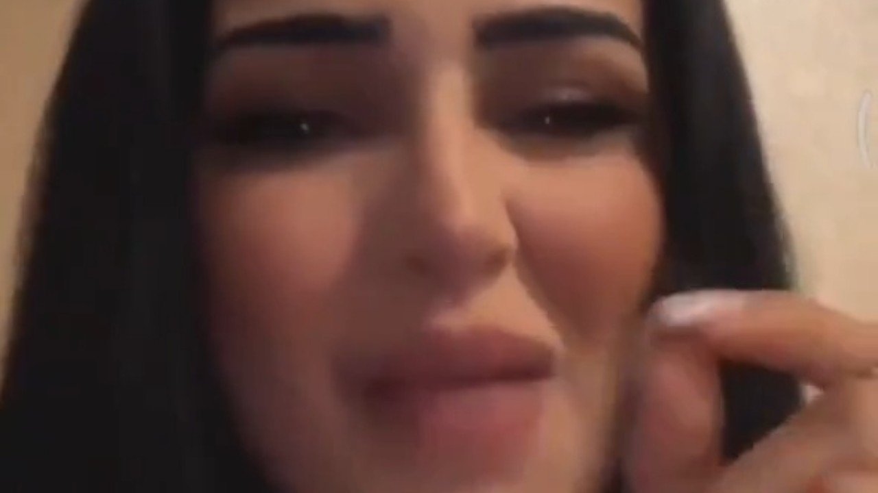 Renka canlı yayında soyunur! |  Azeri seks